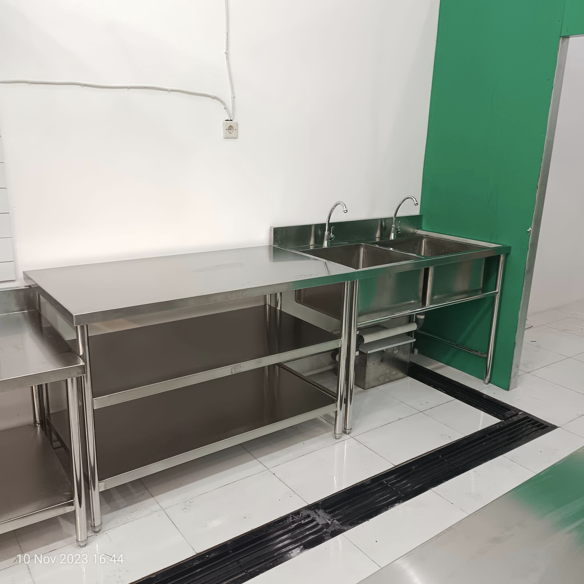 Daya Tahan Tinggi Meja Double Sink Stainless Steel Carte Kitchen yang